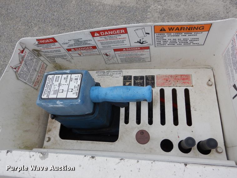 image for item DH5113 2011 International 7300SFA  bucket truck