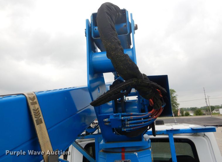 image for item DH5113 2011 International 7300SFA  bucket truck