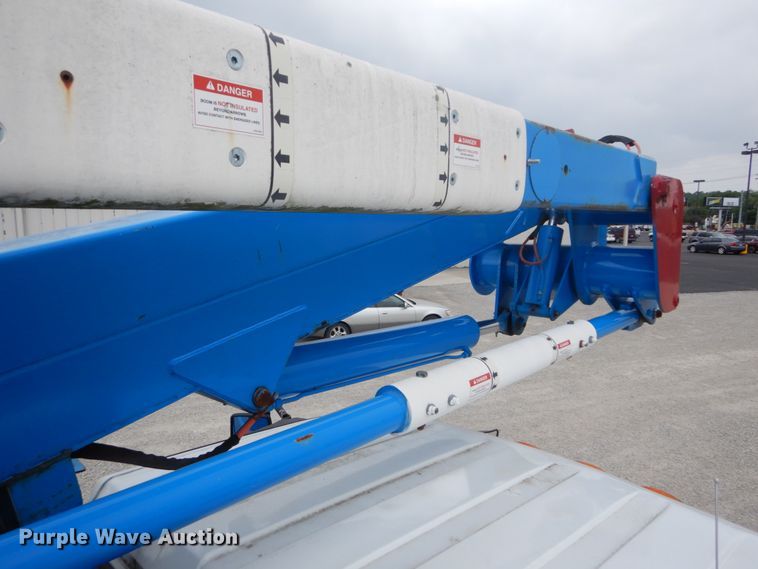 image for item DH5113 2011 International 7300SFA  bucket truck