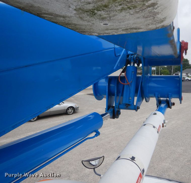 image for item DH5113 2011 International 7300SFA  bucket truck