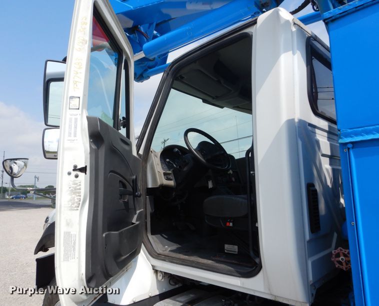 image for item DH5113 2011 International 7300SFA  bucket truck