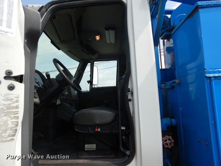 image for item DH5113 2011 International 7300SFA  bucket truck