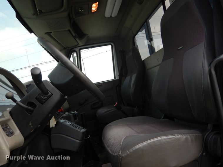 image for item DH5113 2011 International 7300SFA  bucket truck