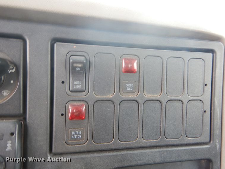 image for item DH5113 2011 International 7300SFA  bucket truck