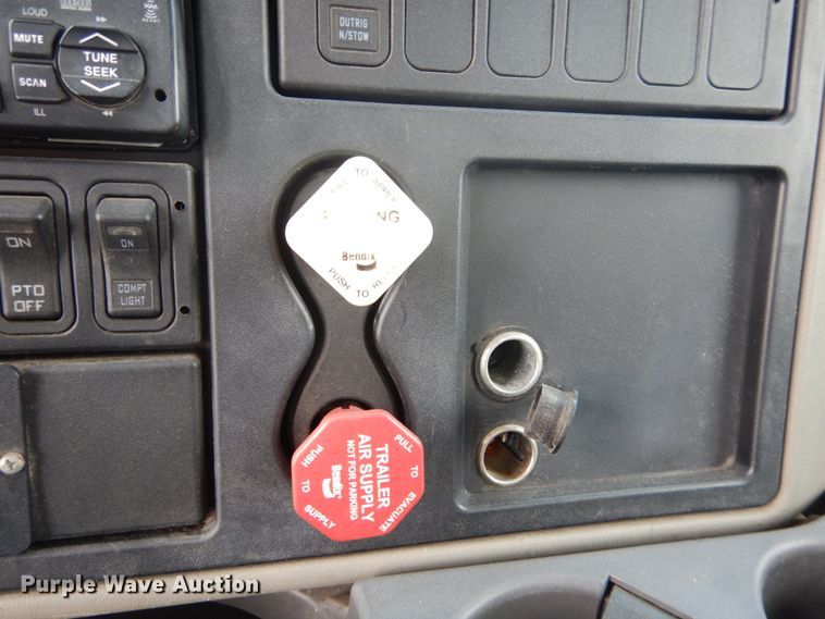 image for item DH5113 2011 International 7300SFA  bucket truck