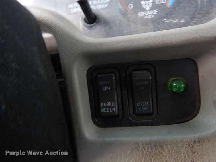 image for item DH5113 2011 International 7300SFA  bucket truck