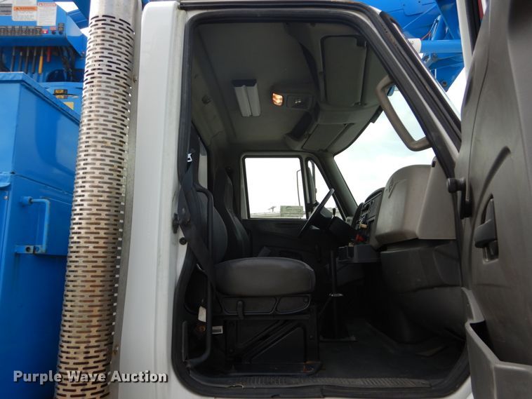 image for item DH5113 2011 International 7300SFA  bucket truck