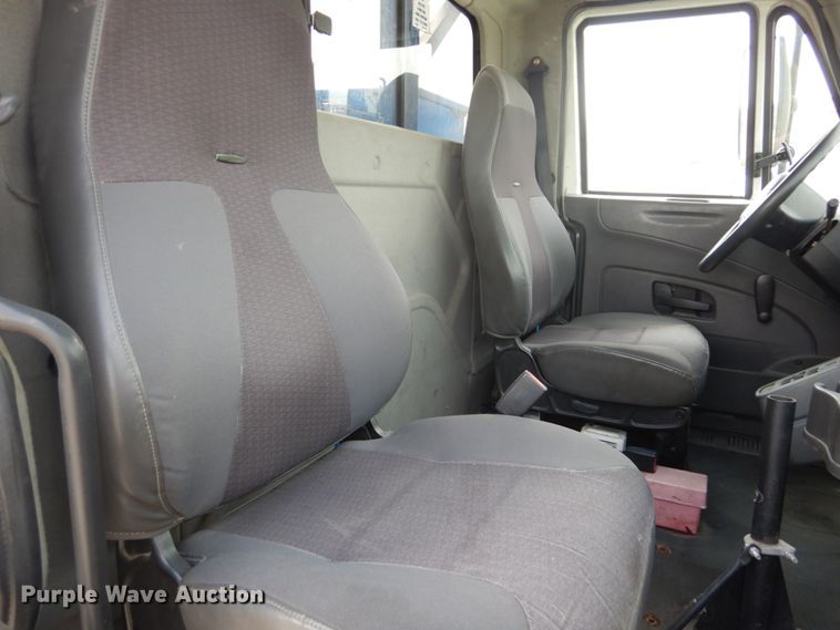 image for item DH5113 2011 International 7300SFA  bucket truck