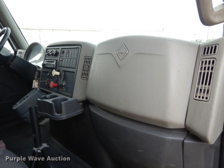 image for item DH5113 2011 International 7300SFA  bucket truck