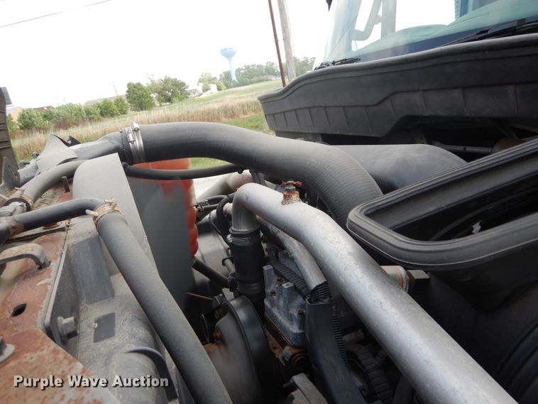 image for item DH5113 2011 International 7300SFA  bucket truck