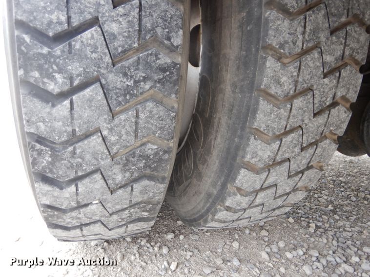 image for item DH5113 2011 International 7300SFA  bucket truck