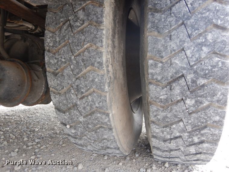 image for item DH5113 2011 International 7300SFA  bucket truck