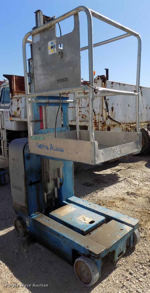 image for item DO9302 2007 Genie GR20  vertical lift