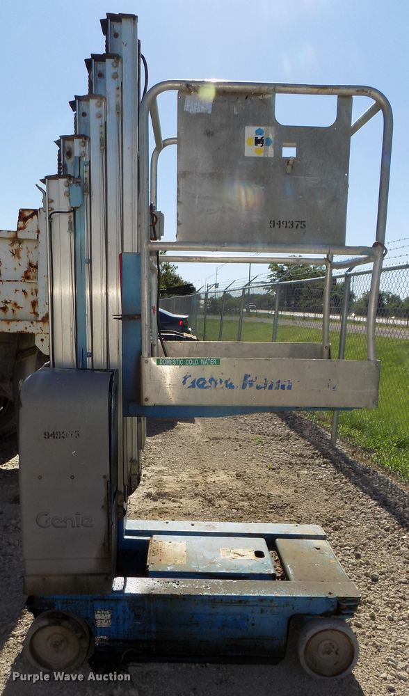 image for item DO9302 2007 Genie GR20  vertical lift