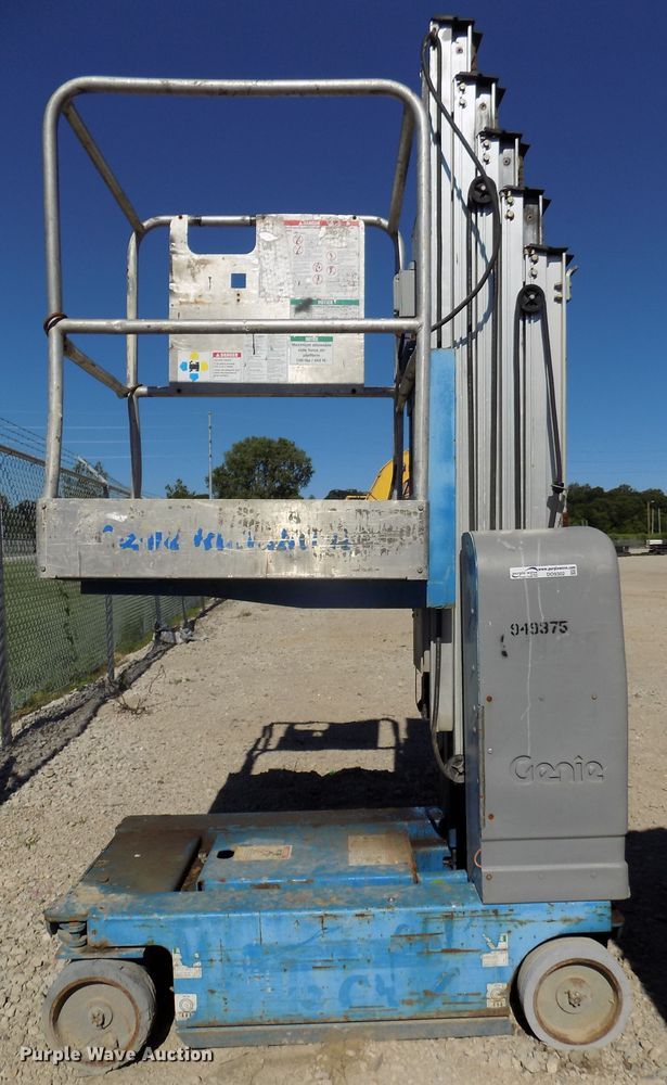 image for item DO9302 2007 Genie GR20  vertical lift