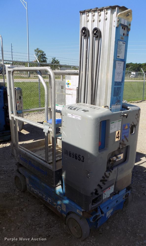 image for item DO9303 2009 Genie GR20 vertical lift