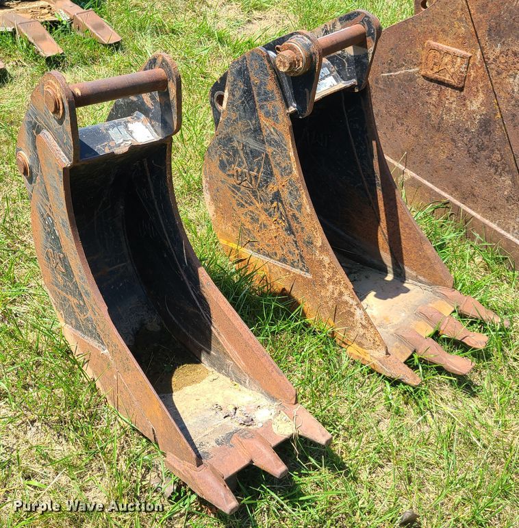 image for item EL9843 (2) Backhoe buckets