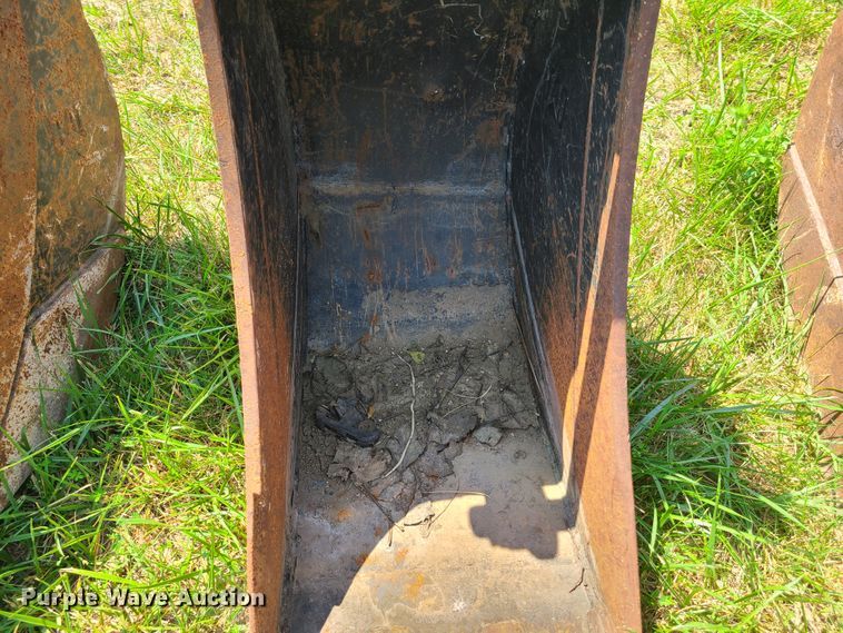 image for item EL9843 (2) Backhoe buckets