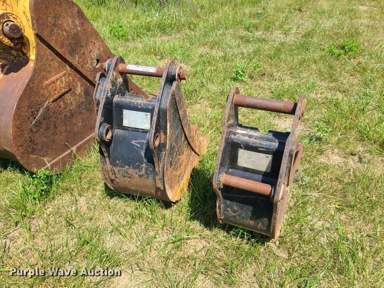 image for item EL9843 (2) Backhoe buckets