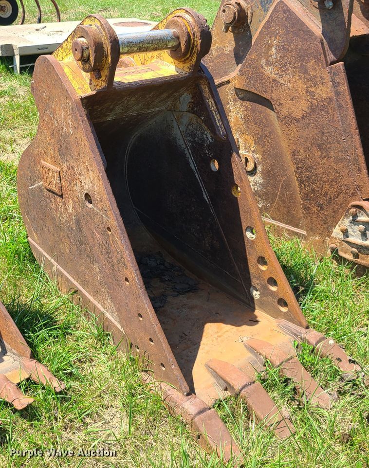 image for item EL9854 Caterpillar 28"W excavator bucket