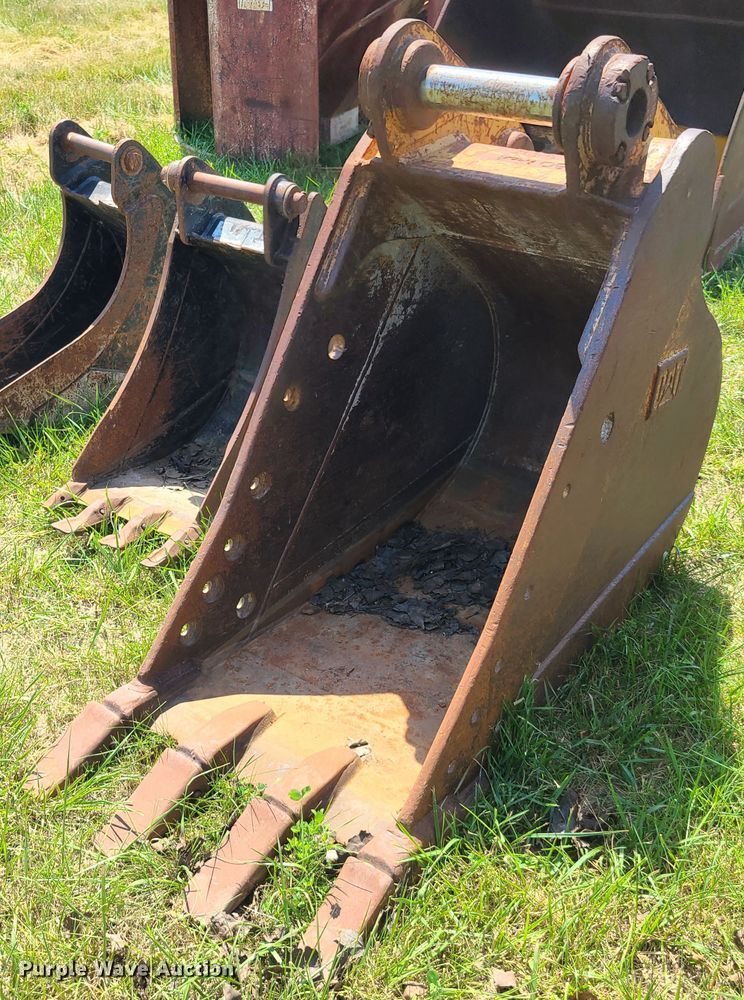 image for item EL9854 Caterpillar 28"W excavator bucket