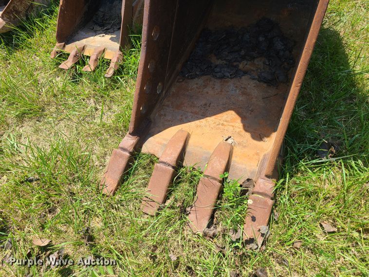 image for item EL9854 Caterpillar 28"W excavator bucket