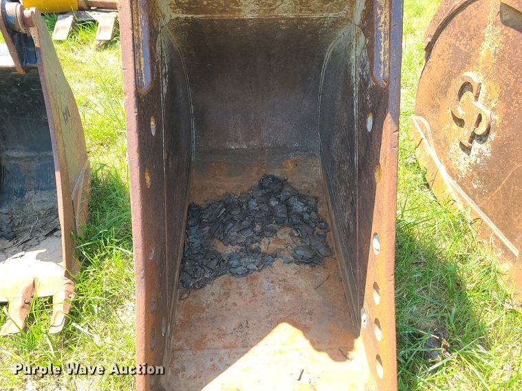 image for item EL9854 Caterpillar 28"W excavator bucket