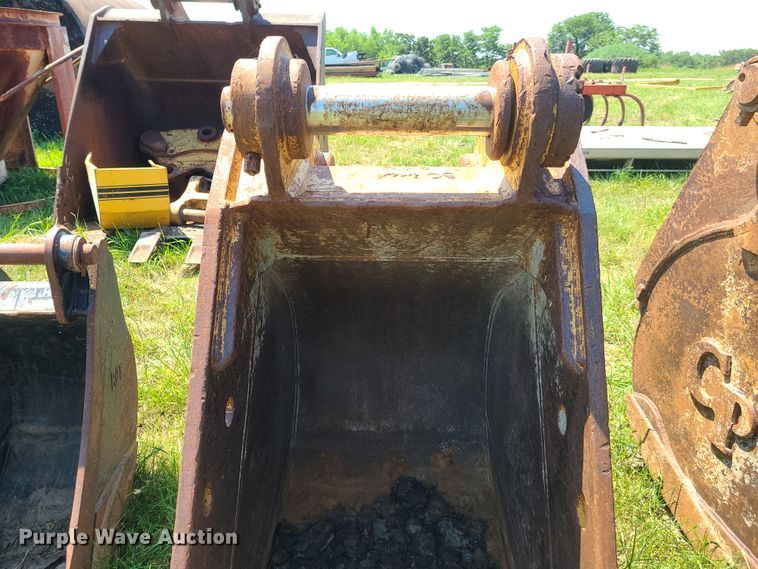 image for item EL9854 Caterpillar 28"W excavator bucket