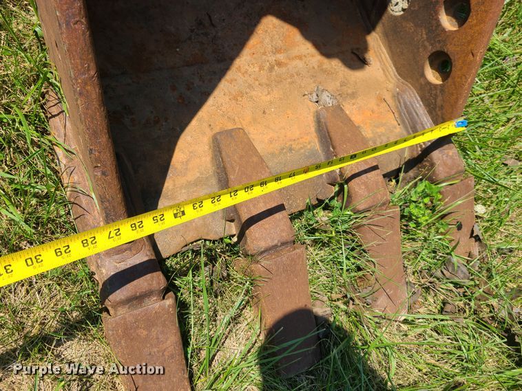 image for item EL9854 Caterpillar 28"W excavator bucket