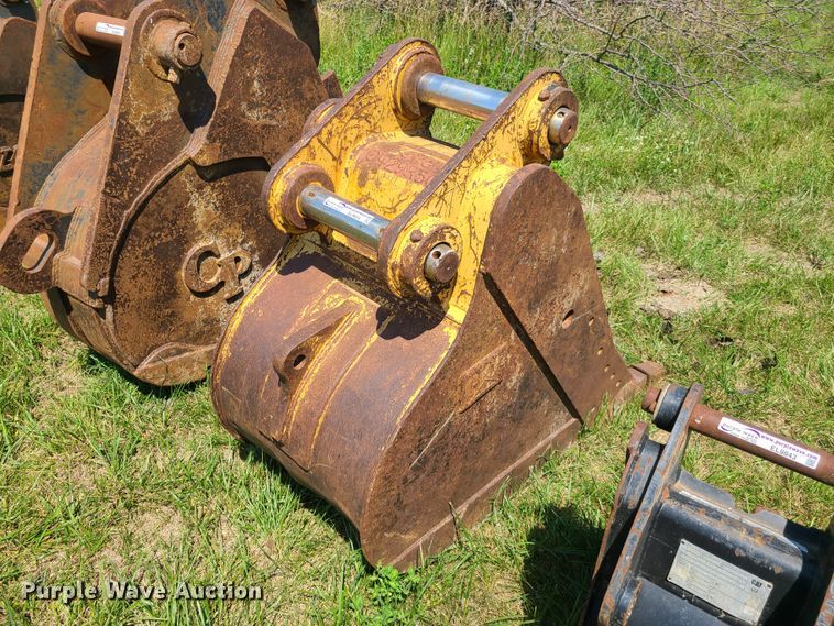 image for item EL9854 Caterpillar 28"W excavator bucket