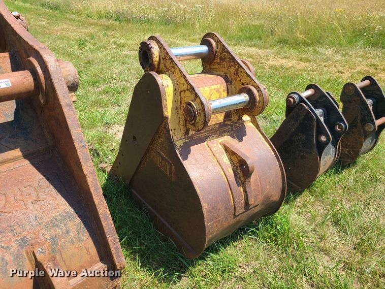 image for item EL9854 Caterpillar 28"W excavator bucket