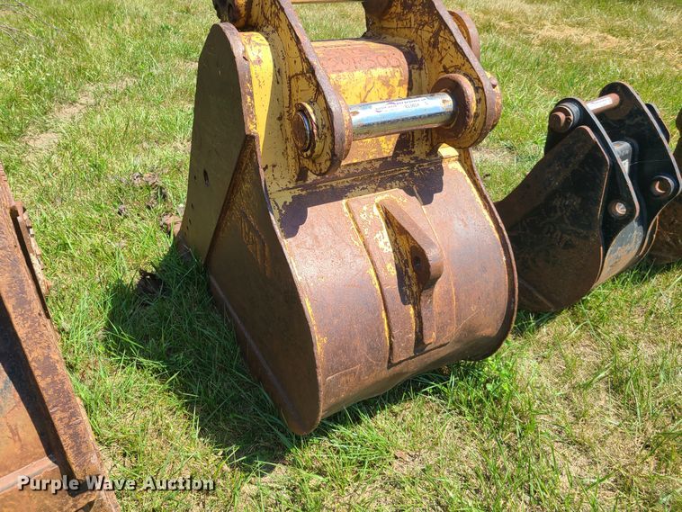 image for item EL9854 Caterpillar 28"W excavator bucket