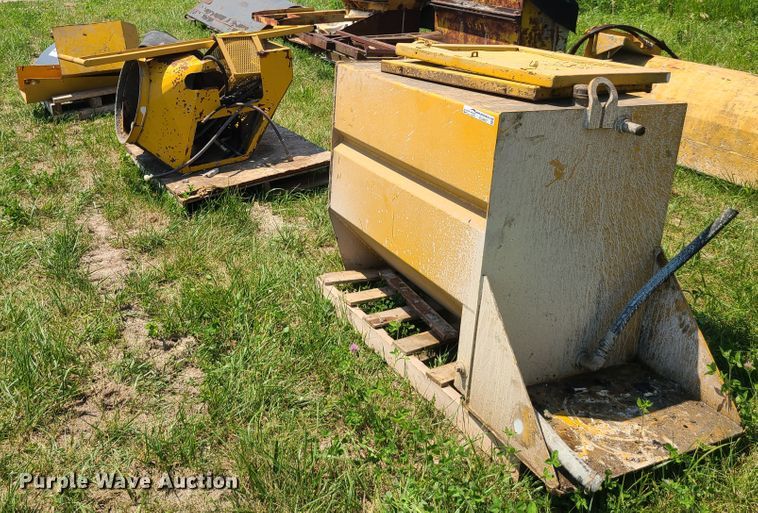 image for item EL9857 Gomaco paver fuel tank