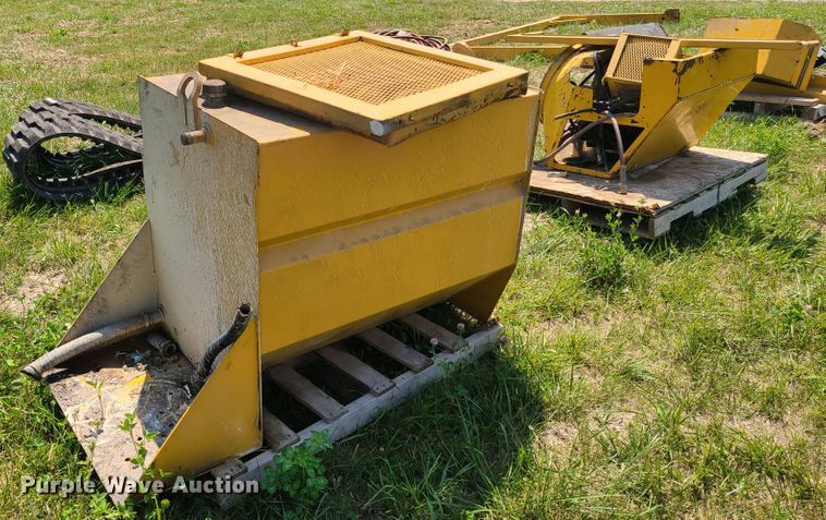 image for item EL9857 Gomaco paver fuel tank