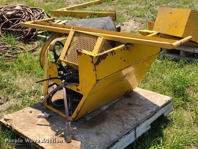 image for item EL9857 Gomaco paver fuel tank