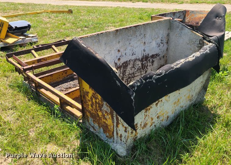 image for item EL9857 Gomaco paver fuel tank