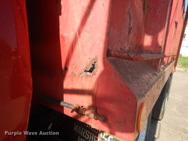 image for item GA9075 1993 Ford L9000  dump truck