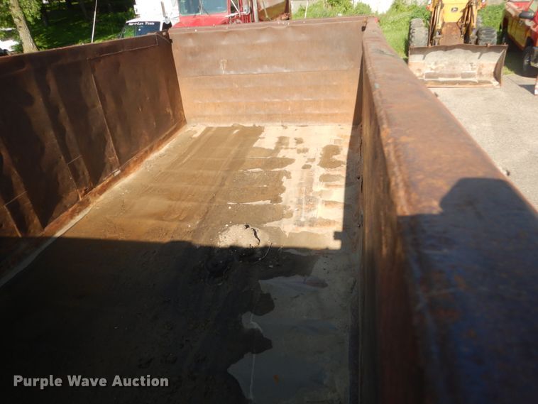 image for item GA9075 1993 Ford L9000  dump truck