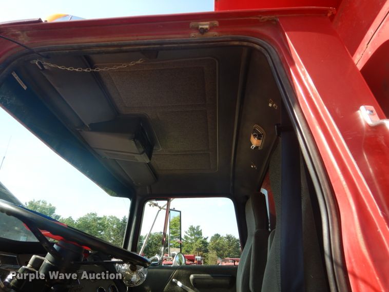 image for item GA9075 1993 Ford L9000  dump truck