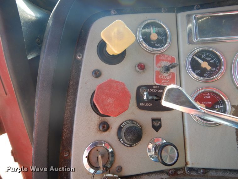 image for item GA9075 1993 Ford L9000  dump truck