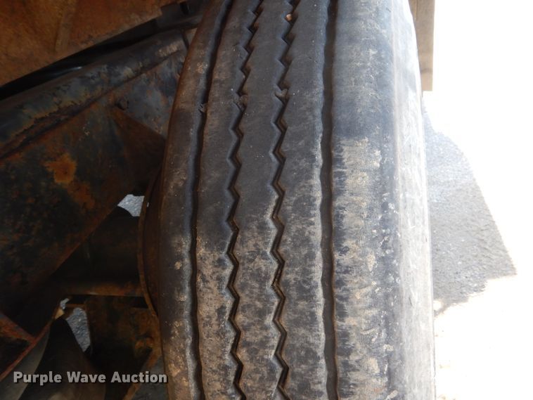 image for item GA9075 1993 Ford L9000  dump truck