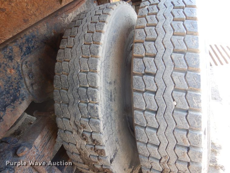 image for item GA9075 1993 Ford L9000  dump truck