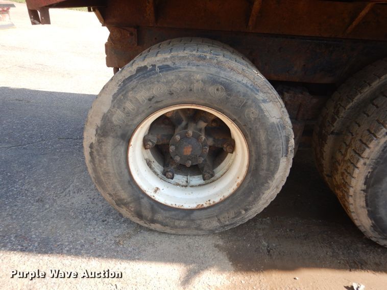 image for item GA9075 1993 Ford L9000  dump truck