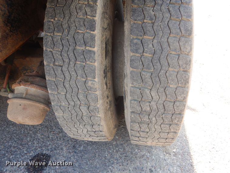 image for item GA9075 1993 Ford L9000  dump truck