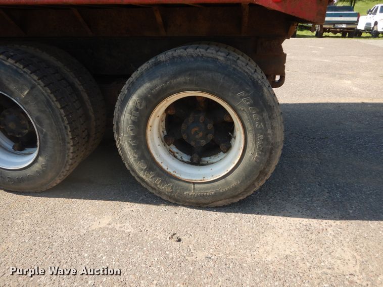 image for item GA9075 1993 Ford L9000  dump truck