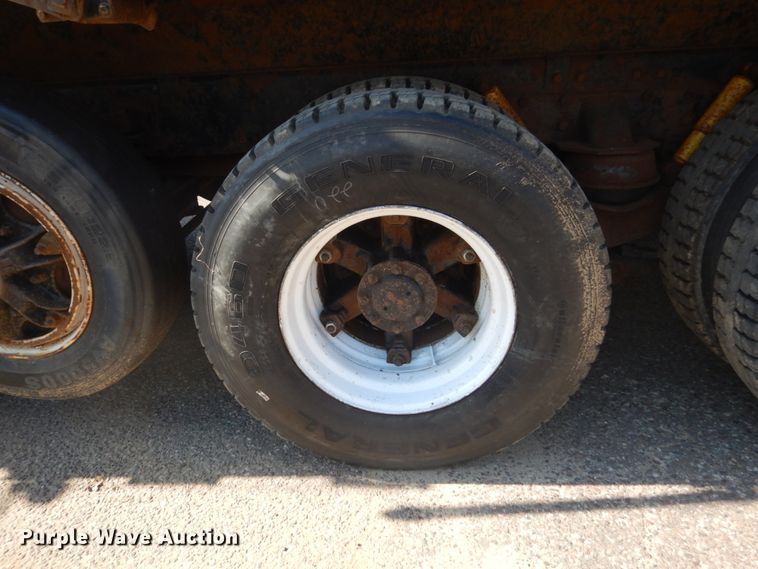 image for item GA9076 1995 Kenworth T800  dump truck