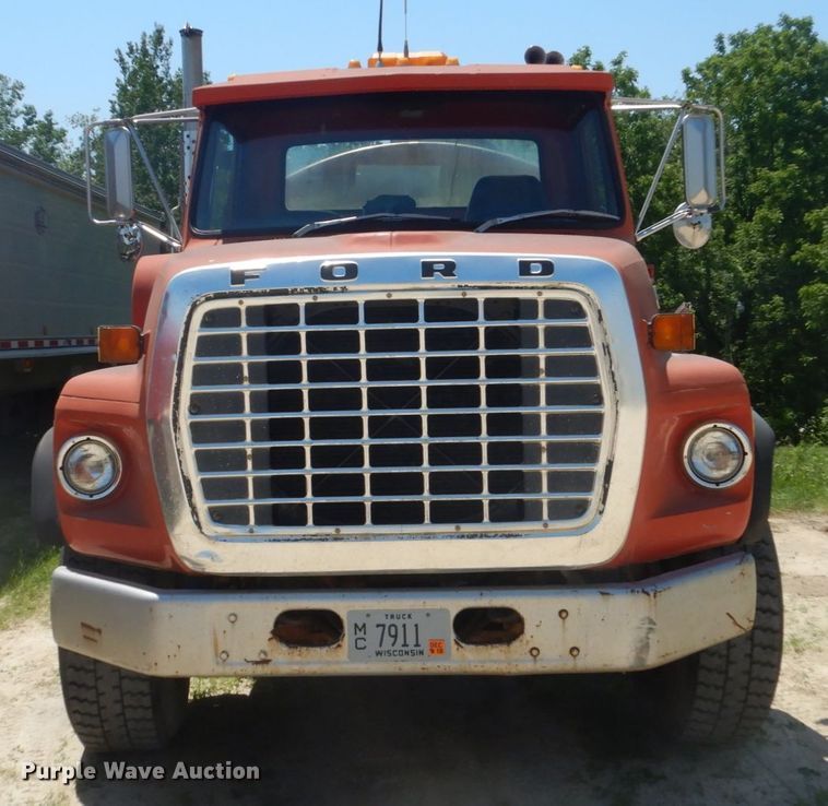 image for item GA9086 1981 Ford 8000  tank truck