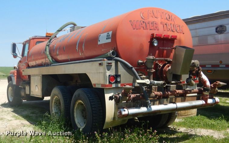 image for item GA9086 1981 Ford 8000  tank truck