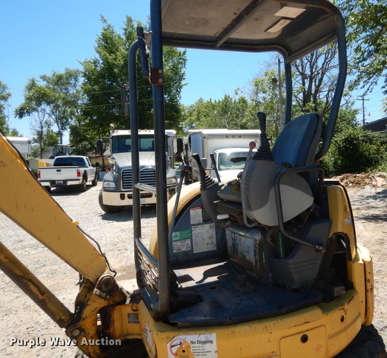 image for item GV9067 2003 Komatsu PC27MRX  mini excavator