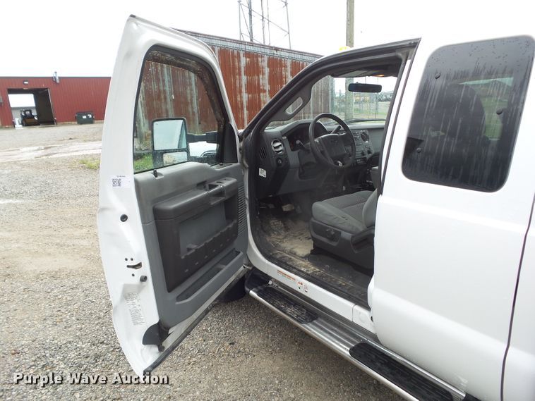 image for item GX9112 2011 Ford F550 Super Duty  service truck with crane